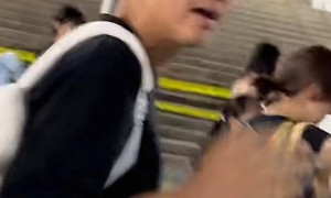 孙俪一家韩国看BP演唱会，小花被晒黑好多，邓超给女儿背包好可爱