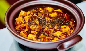 麻婆豆腐、歌乐山辣子鸡、宫保鸡丁……在糖酒会现场，机器人炒起来了
