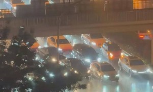 为躲冰雹在环路桥下违停致严重拥堵，专家：违法